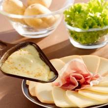 - Plateau raclette affinée au vin d'Arbois au lait cru